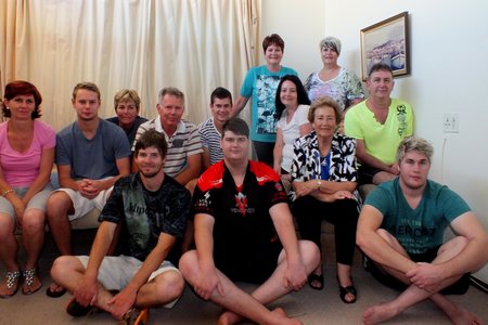 ‘n Deel van die kinders en kleinkinders wat Hermine Groenewald se 80ste verjaardag saam met haar gevier het, met voor vlnr Johannes, Lorenzo, Hermine Groenewald en Johan. Middel vlnr is Amelia, Jaco, Corinne, Louis, Andrew, Janine en Willie. Agter vlnr is Jolette en Elaine.